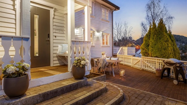 Gårdsplassen er pent opparbeidet med belegningsstein og grus.