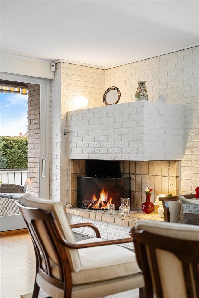 Peisen fra byggeåret gir en lun atmosfære på kalde dager.