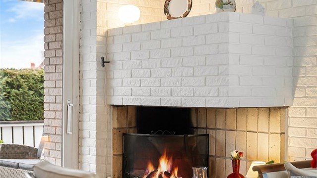 Peisen fra byggeåret gir en lun atmosfære på kalde dager.