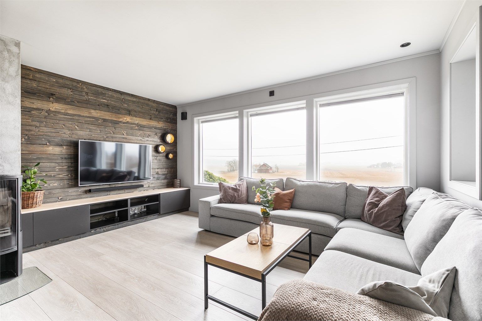 Siden 2019 er samtlige rom pusset opp og romløsningen noe ombygget. Stuen ble i 2022 oppgradert med både nytt gulv og nye glatte overflater på vegger og himling.