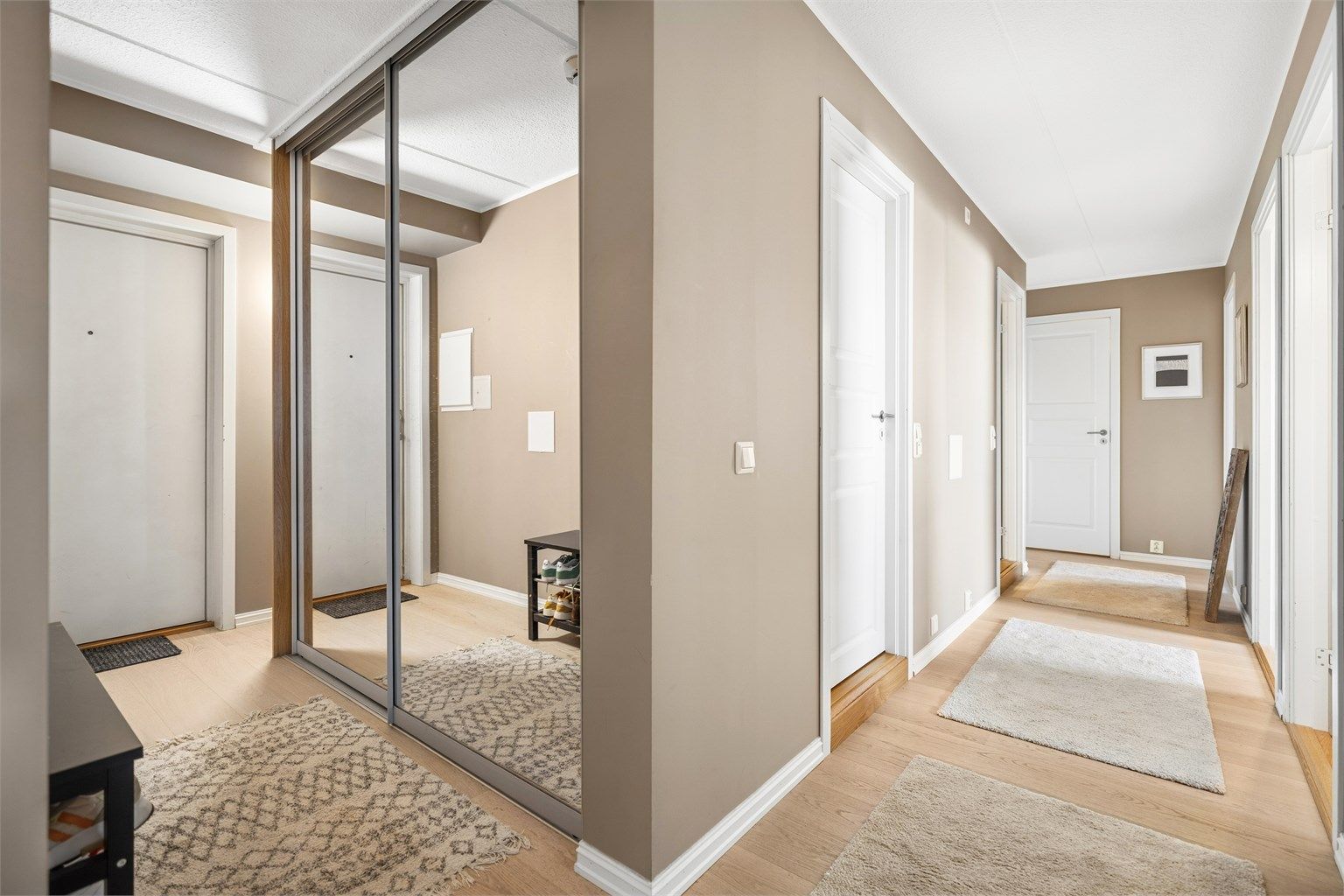Gjennomført farge- og materialpalett gir boligen et elegant og tidløst uttrykk.