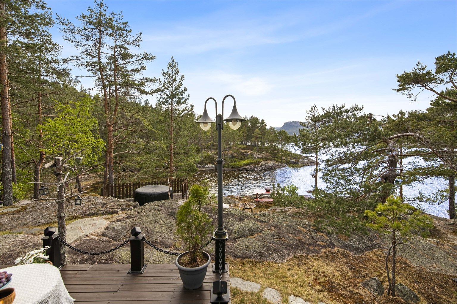 Utsikt fra terrassen mot vannet og de omkringliggende fjellene.