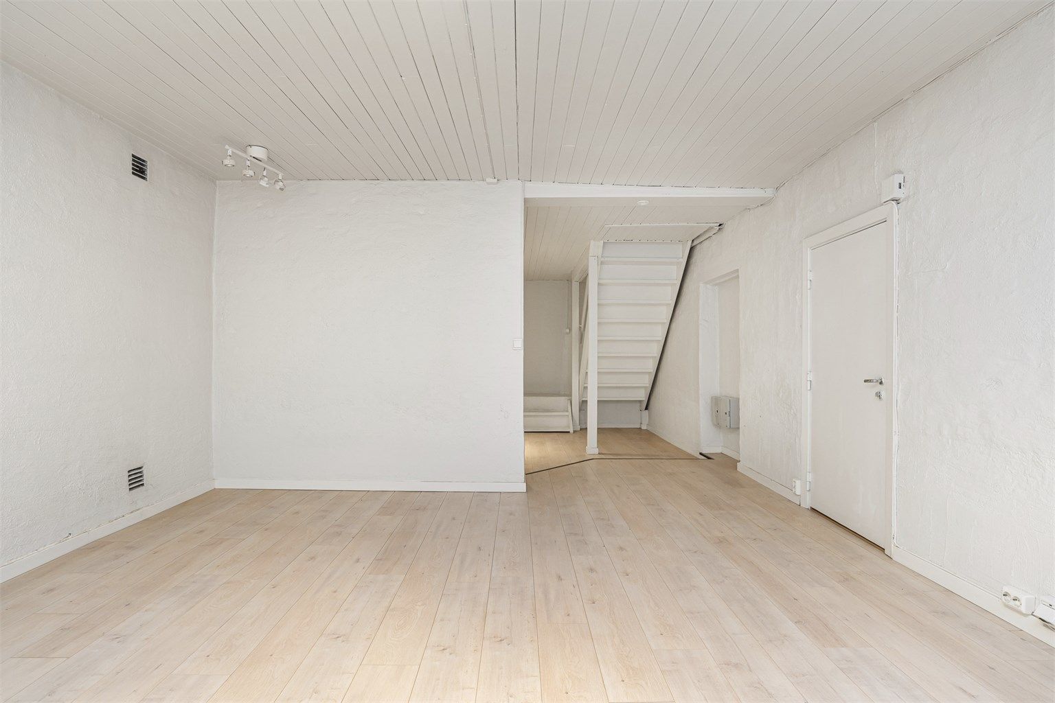 Stor og praktisk kjellerstue merk: kjellerstuen er ikke godkjent for varig opphold. Ta kontakt med megler for mere informasjon. 