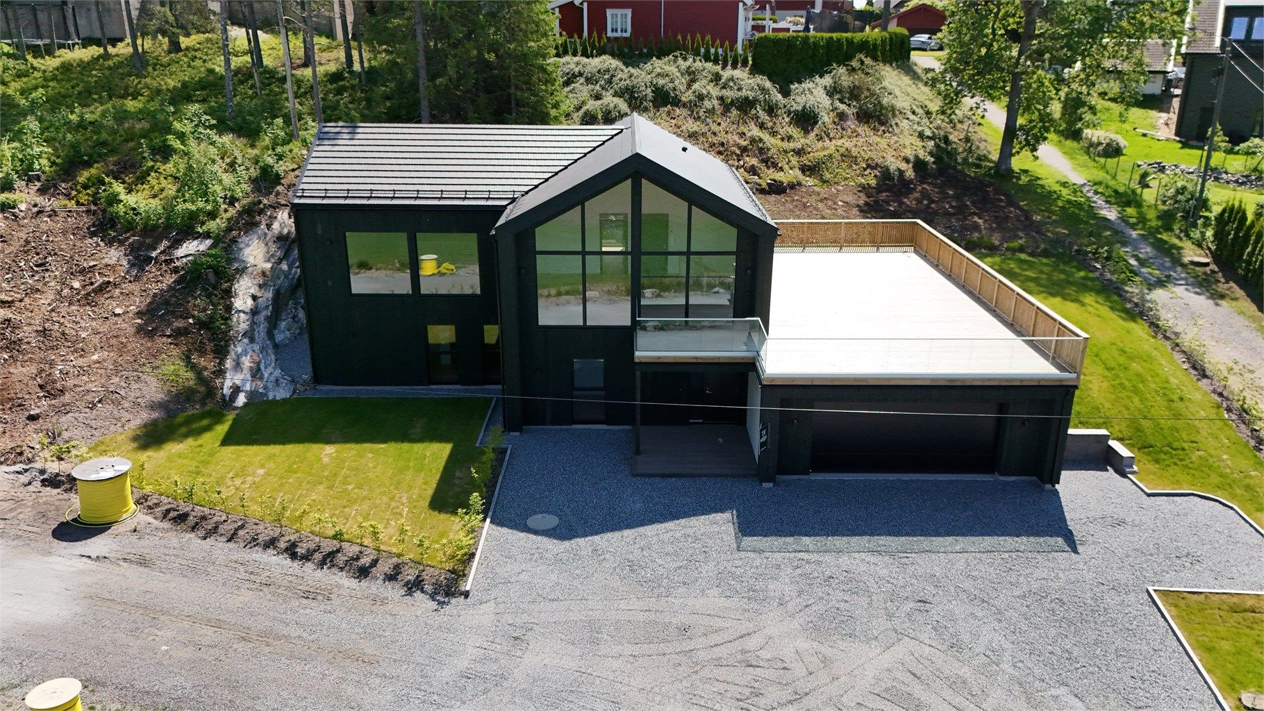 Boligen har en tidsriktig og moderne fasade med flotte detaljer.