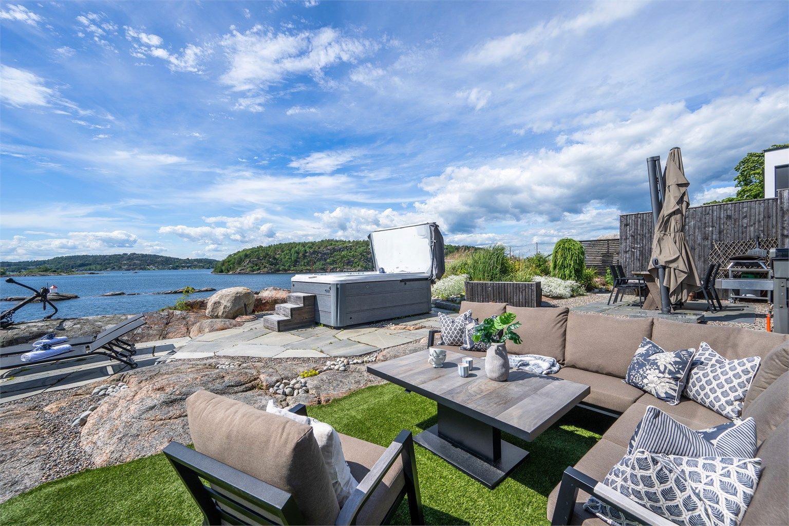 Eiendommen har en vestvendt beliggenhet, noe som gir rikelig med sol gjennom hele dagen, sen kveldssol og en spektakulær utsikt over fjorden, med Veierland og Håøya som vakre baktepper.