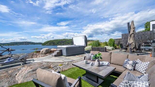 Eiendommen har en vestvendt beliggenhet, noe som gir rikelig med sol gjennom hele dagen, sen kveldssol og en spektakulær utsikt over fjorden, med Veierland og Håøya som vakre baktepper.