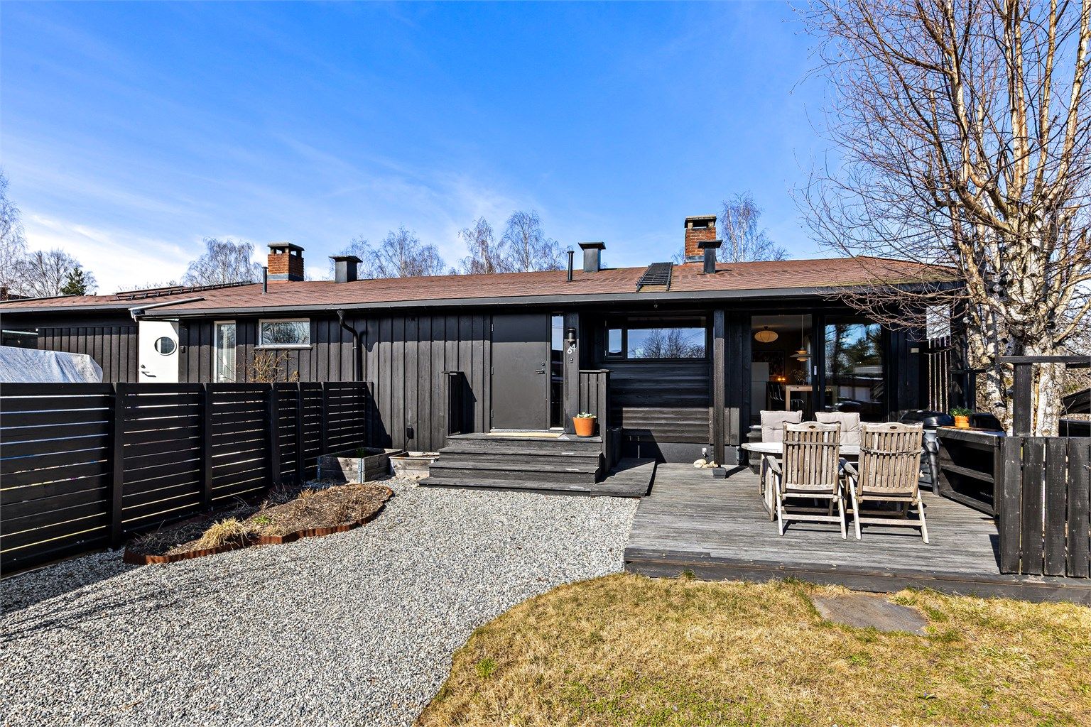 Her får du et lyst og luftig hjem med store vindusflater og romslige oppholdsrom. 