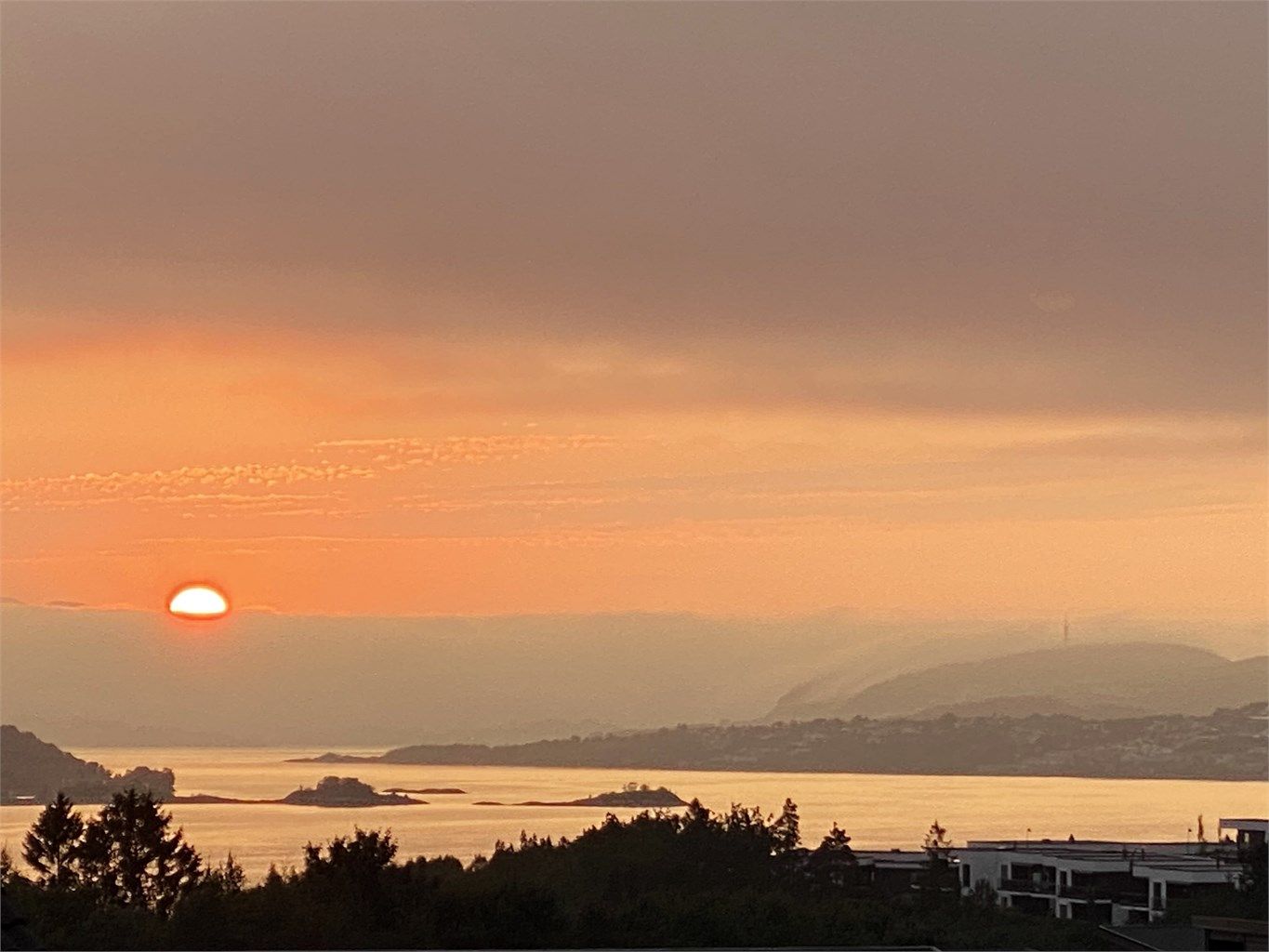Fra leiligheten kan du nyte flotte solnedganger - bilde tatt av selger