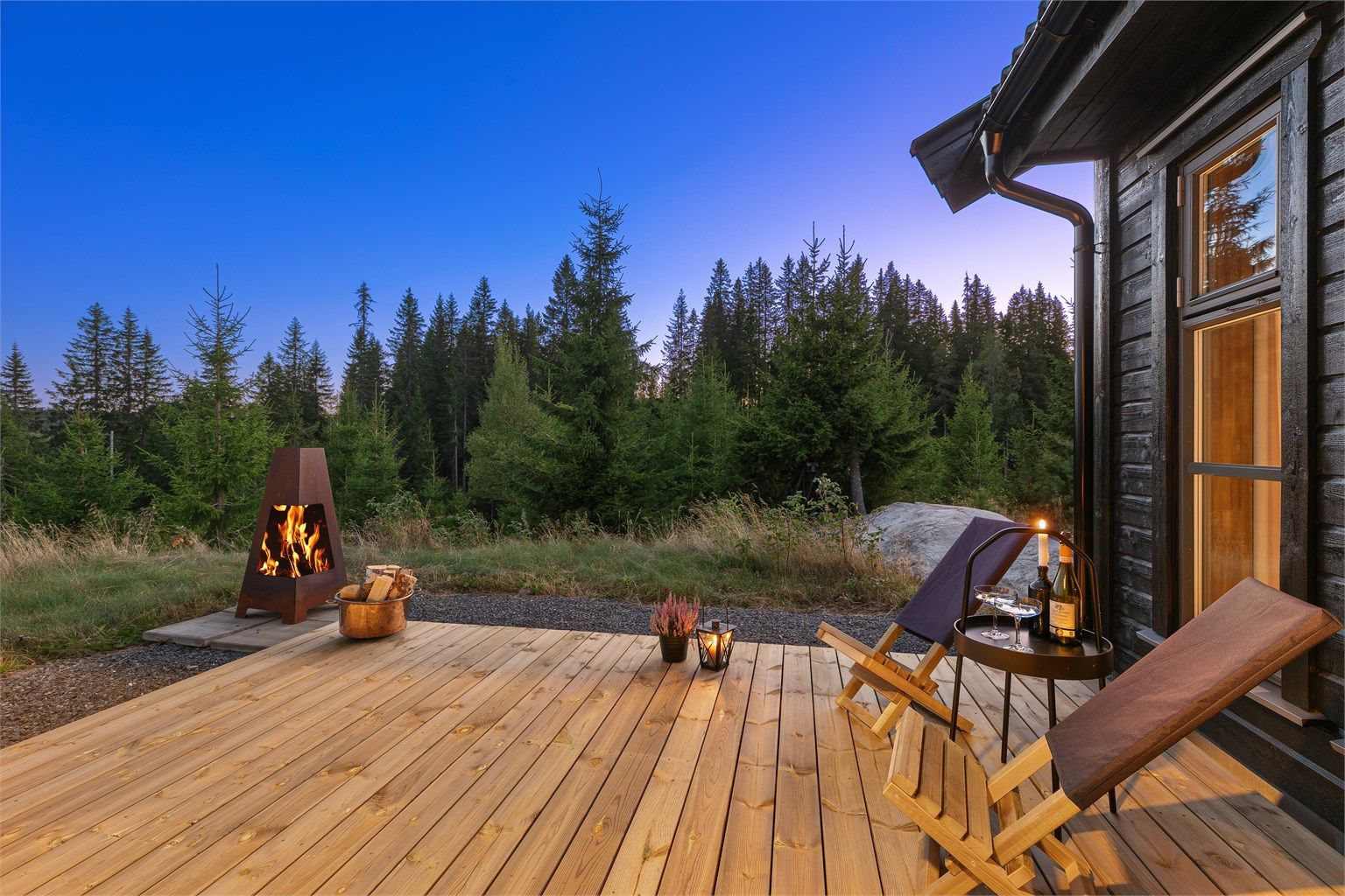 Terrasse som forlenger stuen ut i naturen 