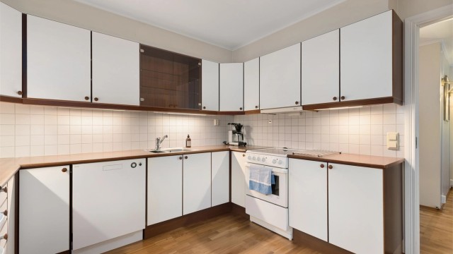 Det er godt med både skap- og benkeplass, med mulighet for å sette inn flere skap ved oppussing