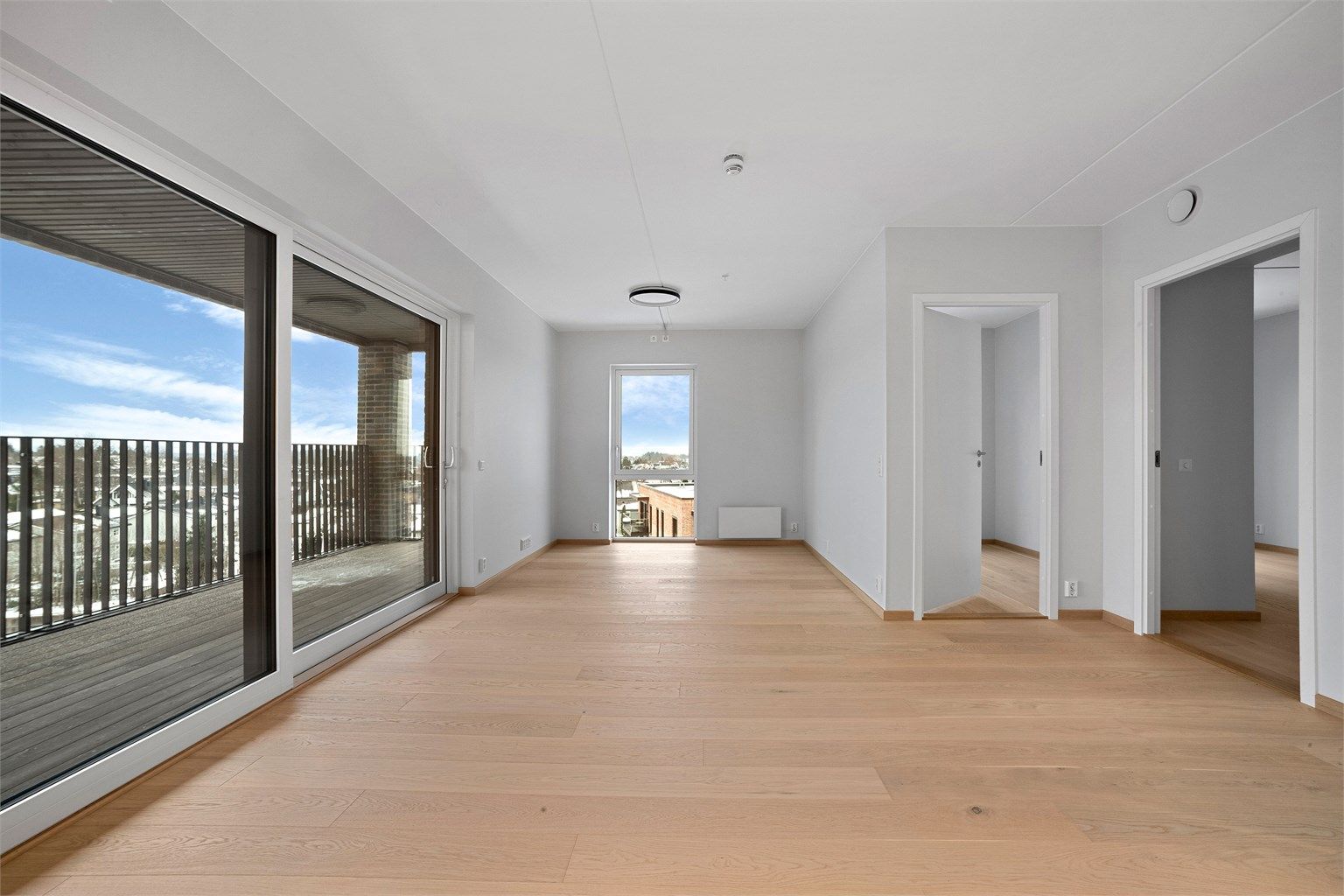 Lys og romslig stue med store vindusflater som slipper inn godt med naturlig lys. 