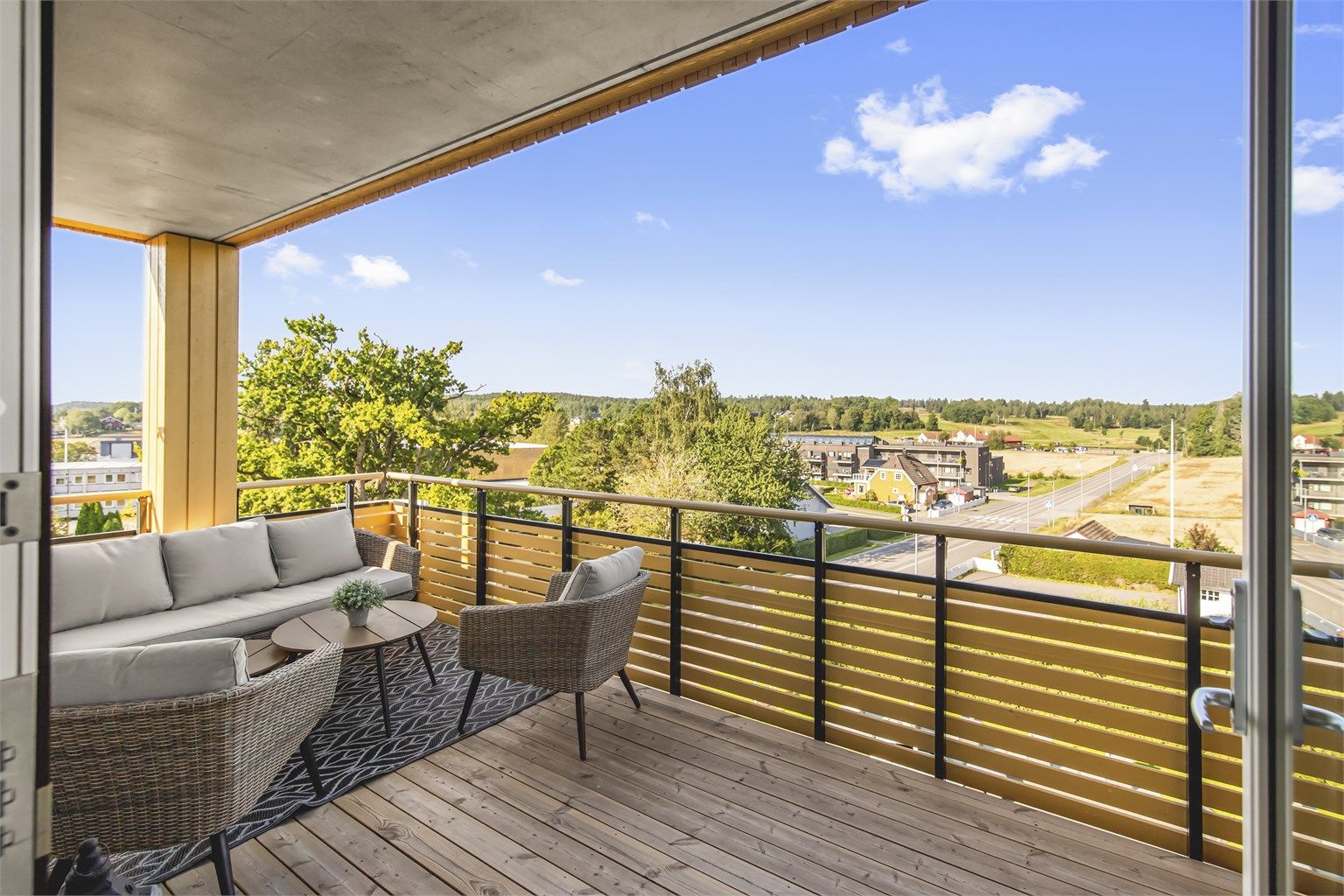En nydelig uteplass i sommerhalvåret - det er lite innsyn til den flotte balkongen. Fotograf: Maciej Krzysztof Krawczyk ved Fotograf Magik