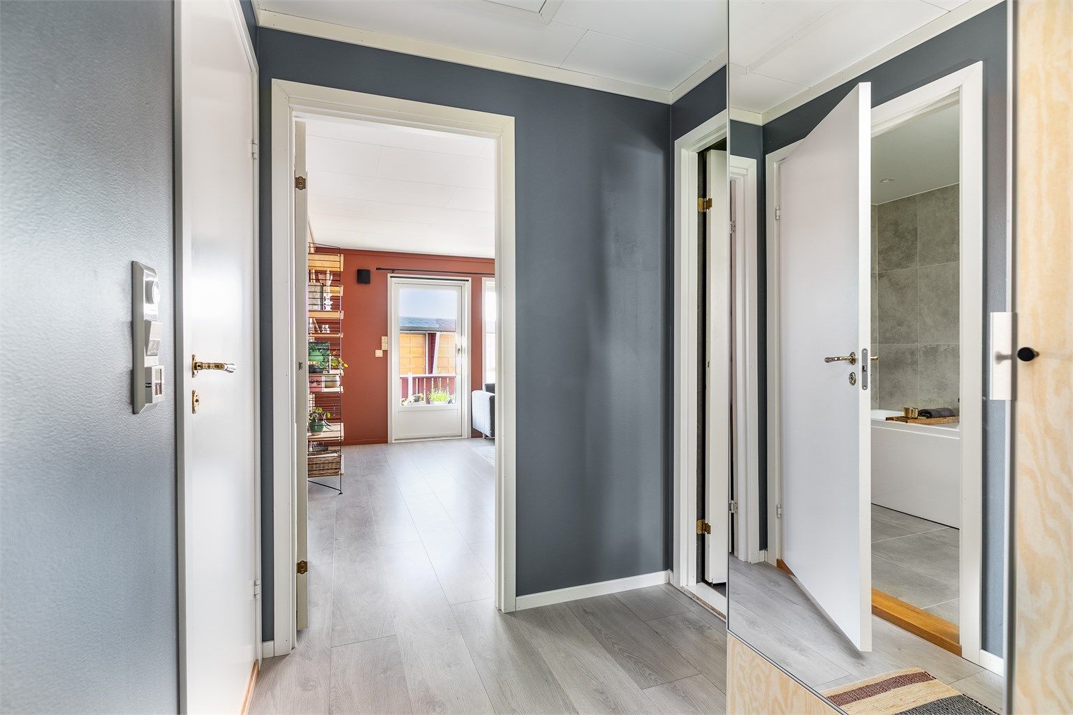 Badet og soverommene er samlet i praktisk nærhet omkring entreen, som kan lukkes av mot stuen.