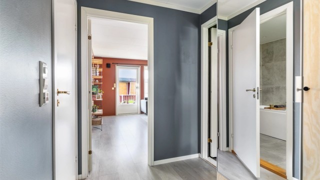 Badet og soverommene er samlet i praktisk nærhet omkring entreen, som kan lukkes av mot stuen.