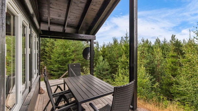 Den overbygde delen av terrassen gir ly for vær og vind.