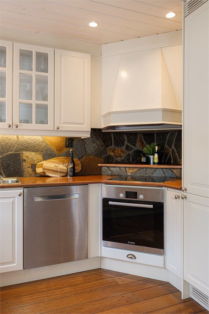 Kjøkkenet er utstyrt med integrert stekeovn, platetopp, oppvaskmaskin og kjøl/fryseskap.