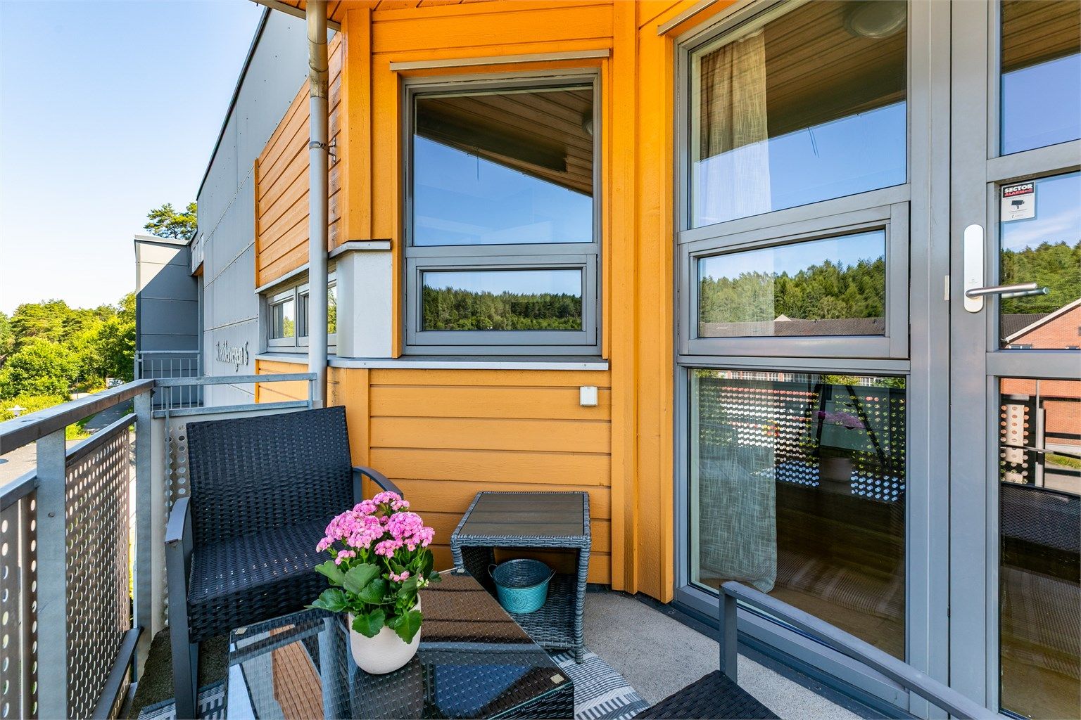 På balkongens ca. 5 kvm. passer en cafégruppe perfekt.