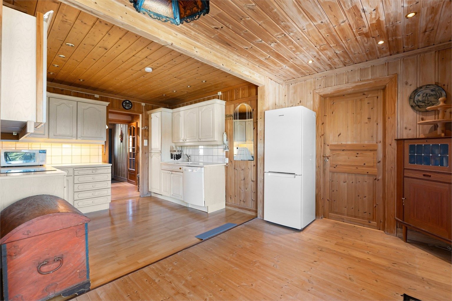 Kjøkkenet er i delvis åpen løsning mot stue/spisestue