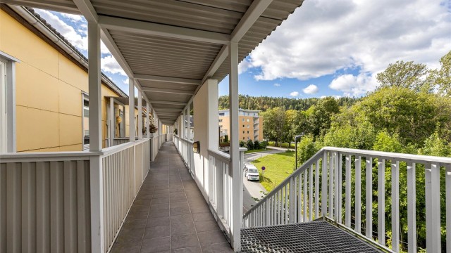 Utvendig adkomst til leiligheten via et hyggelig inngangsparti