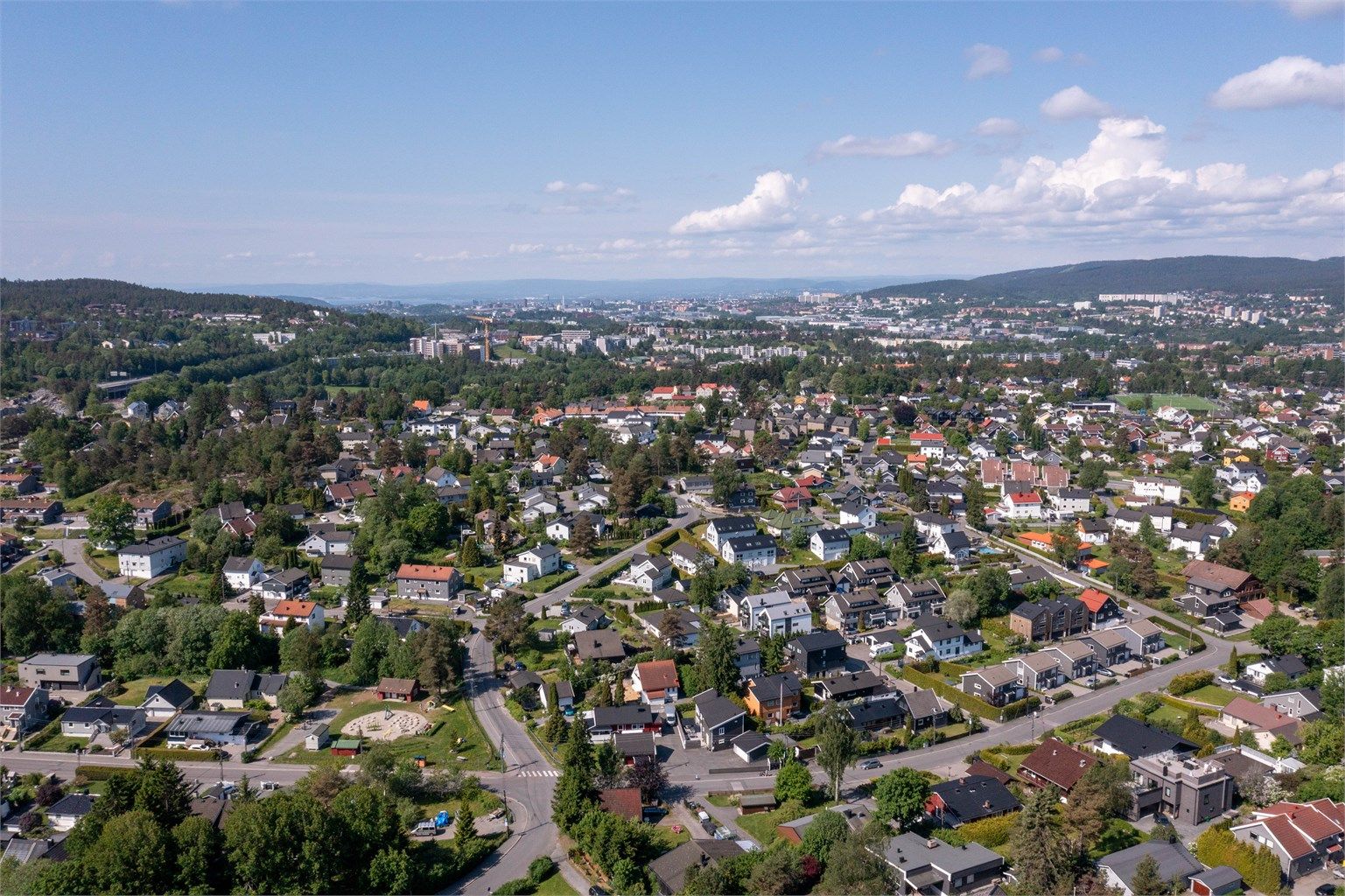 Høybråten er et familievennlig område med nærhet til både byens fasiliteter og Østmarka.