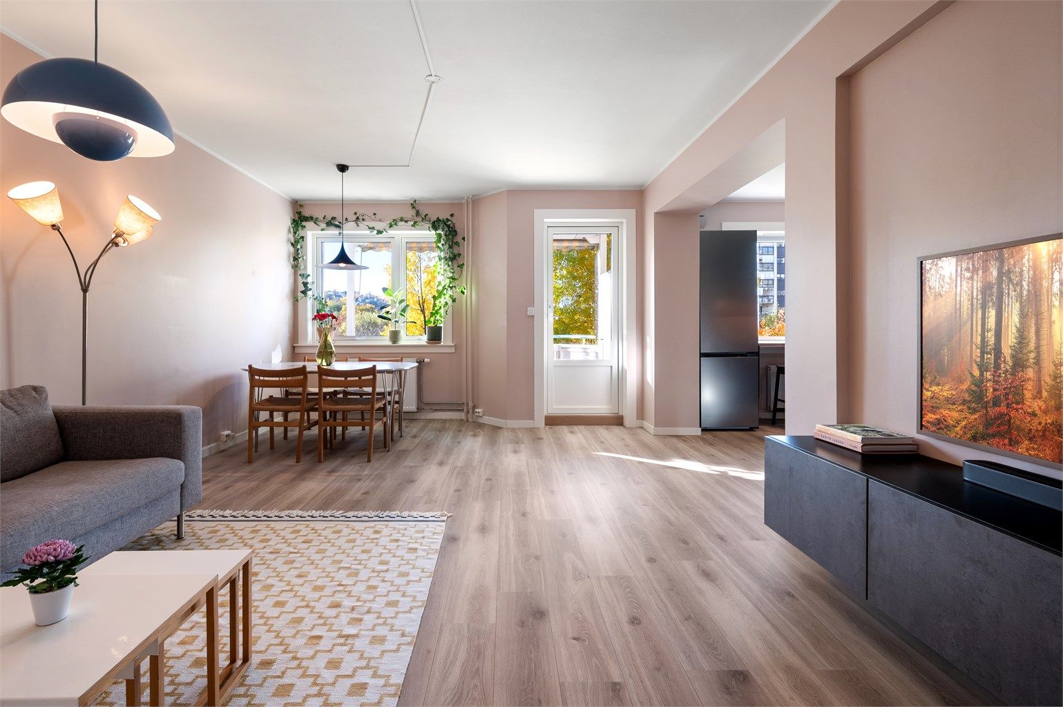 Store vindusflater som slipper inn rikelig med lys kombinert med den gode gjennomgående planløsningen sørger for en lys og luftig atmosfære i hele leiligheten. 