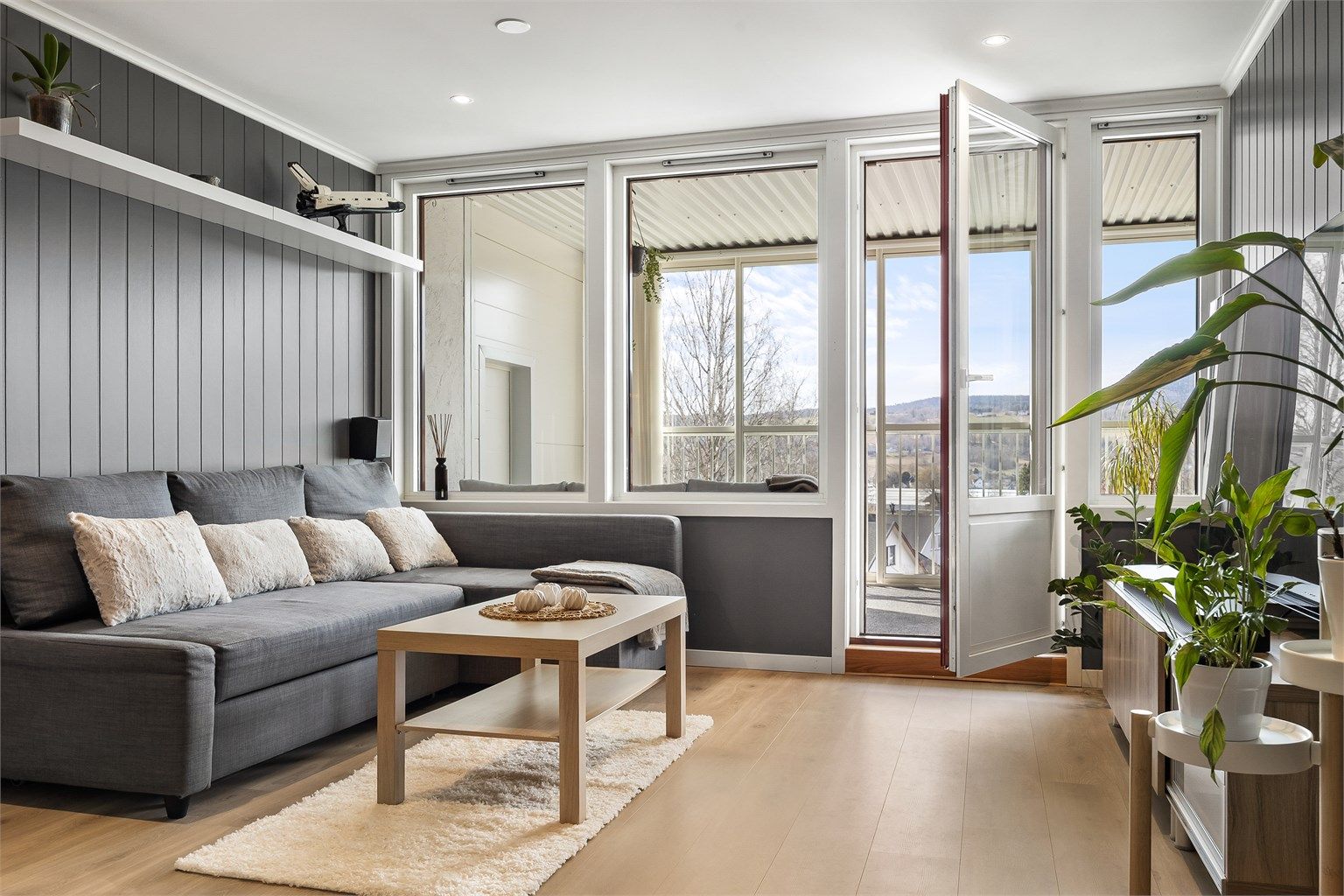 Fra stuen er det direkte utgang til den store balkongen, som binder inne- og uterommet sammen.