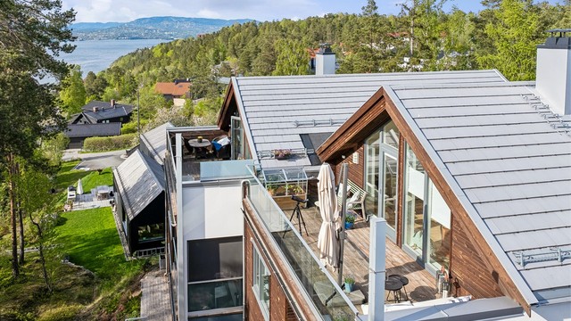 Leiligheten ligger i naturskjønne omgivelser - Med utsikt over fjorden mot nord.