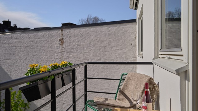 Lun og vestvendt balkong på ca. 3 kvm. Balkongen vender mot skjermet bakgård og har plass til en hyggelig sittegruppe.