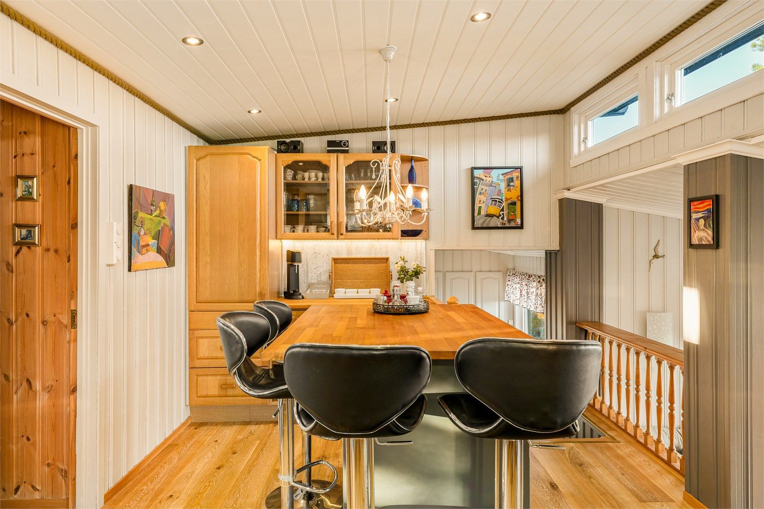 Kjøkkenet har en praktisk kjøkkenøy som fungerer som en naturlig samlingsplass.