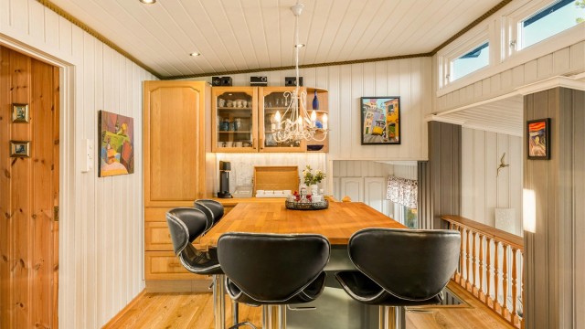 Kjøkkenet har en praktisk kjøkkenøy som fungerer som en naturlig samlingsplass.