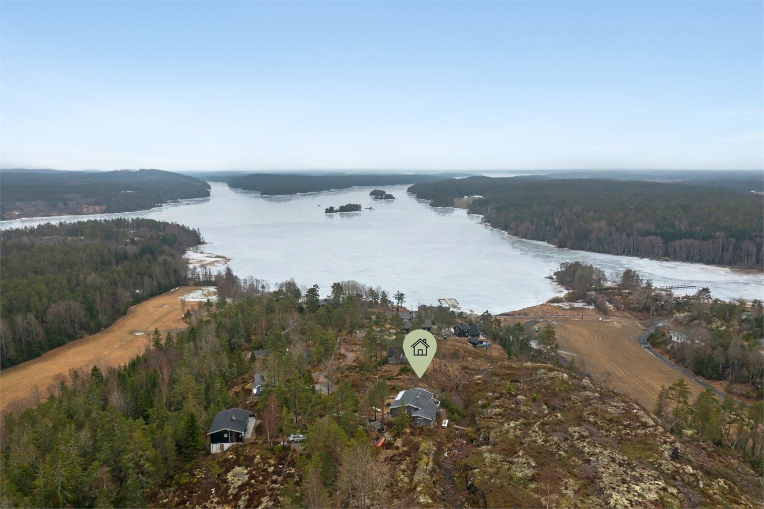 Hytta ligger høyt og luftig, på toppen av det solfylte terrenget som skråner ned mot Kilebukta og Vansjø i sør.