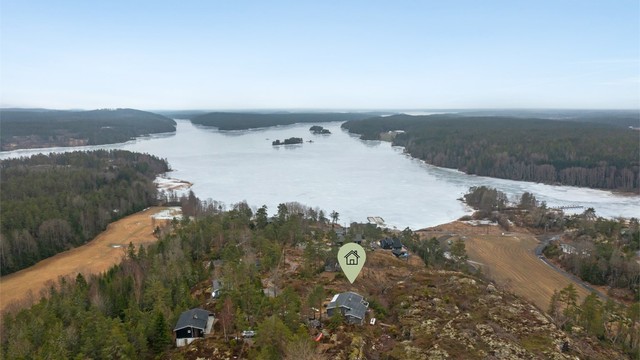 Hytta ligger høyt og luftig, på toppen av det solfylte terrenget som skråner ned mot Kilebukta og Vansjø i sør.