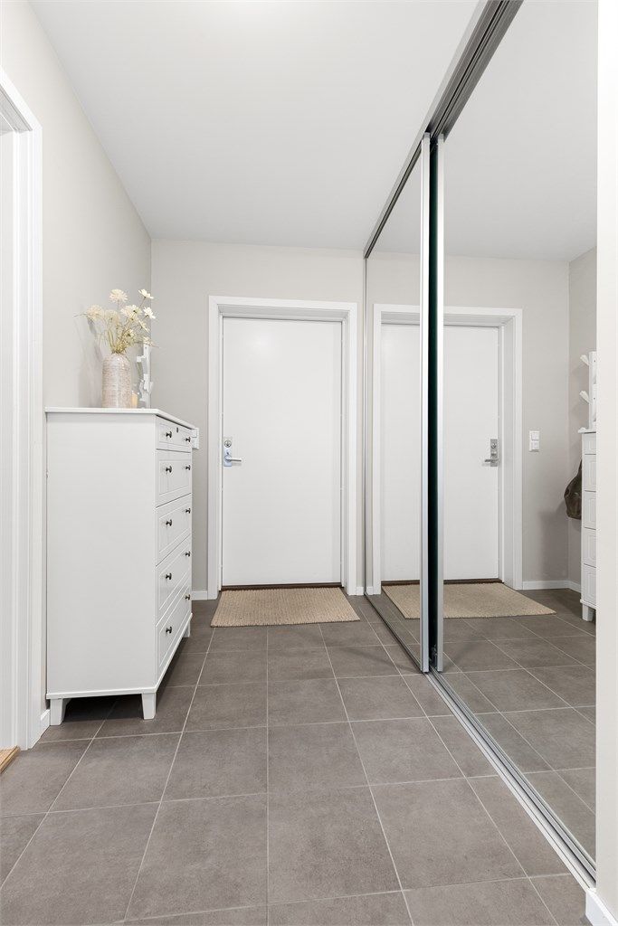 Innbydende entré med flislagt gulv og varmekabler