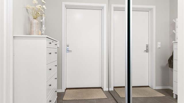 Innbydende entré med flislagt gulv og varmekabler