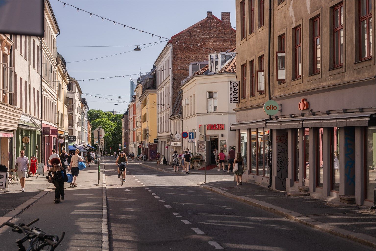  Området rundt leiligheten er fullt av koselige spiseplasser, antikvitetsbutikker, barer og kafeer. 