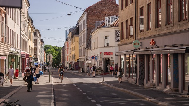Området rundt leiligheten er fullt av koselige spiseplasser, antikvitetsbutikker, barer og kafeer.