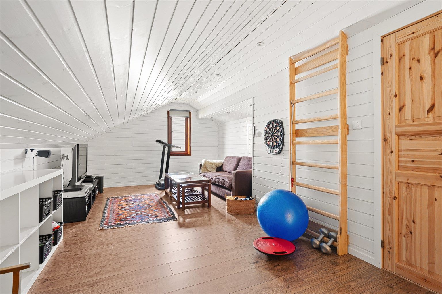 Loftstue med mange bruksområder, ideell som TV-stue, lekerom eller et rolig tilbaketrekk. Rom er ikke omsøkt godkjent for varig opphold.