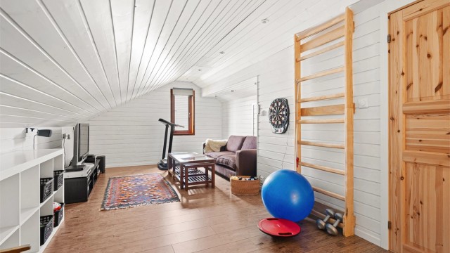 Loftstue med mange bruksområder, ideell som TV-stue, lekerom eller et rolig tilbaketrekk. Rom er ikke omsøkt godkjent for varig opphold.