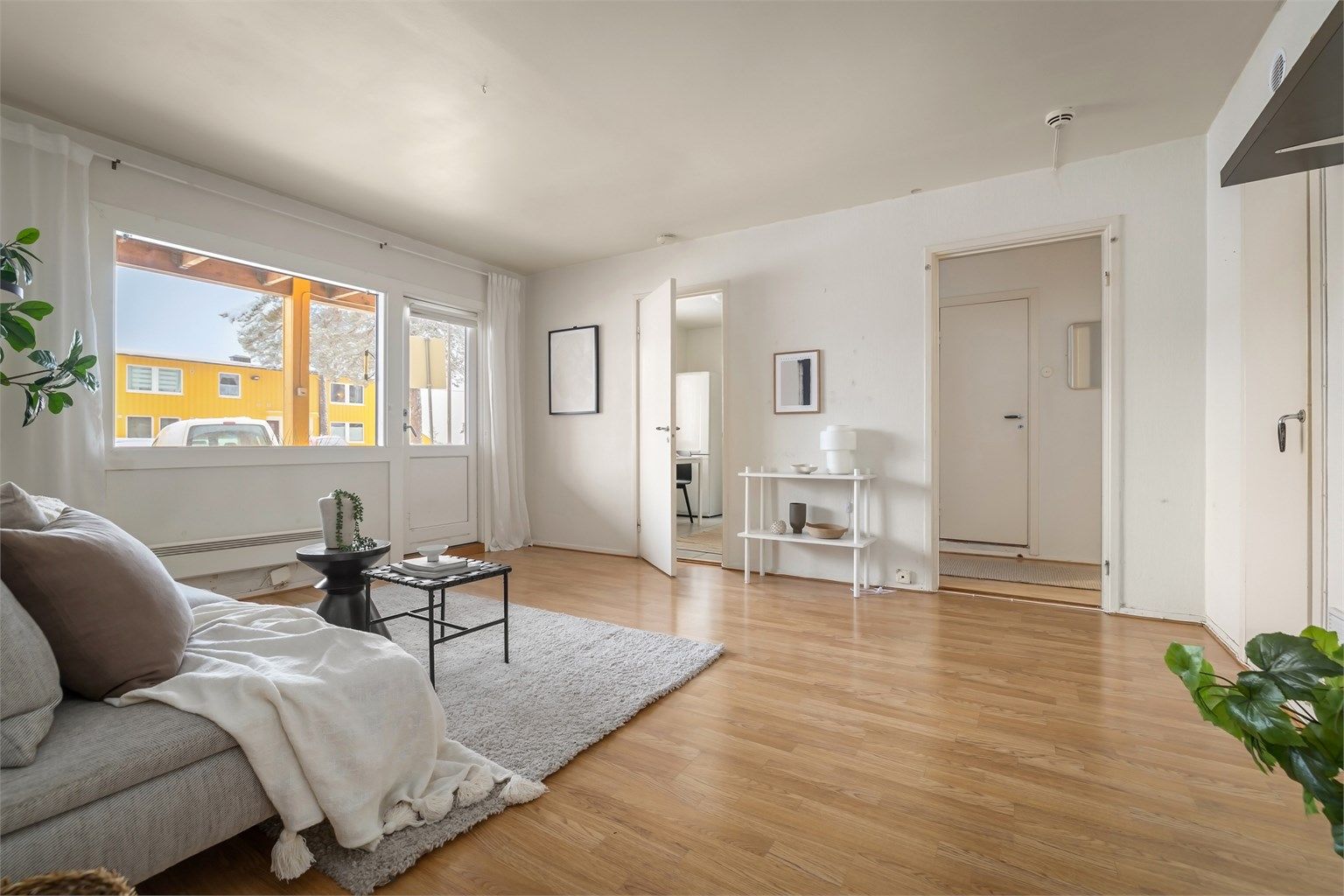 Lun og romslig stue med lys og luftig romfølelse