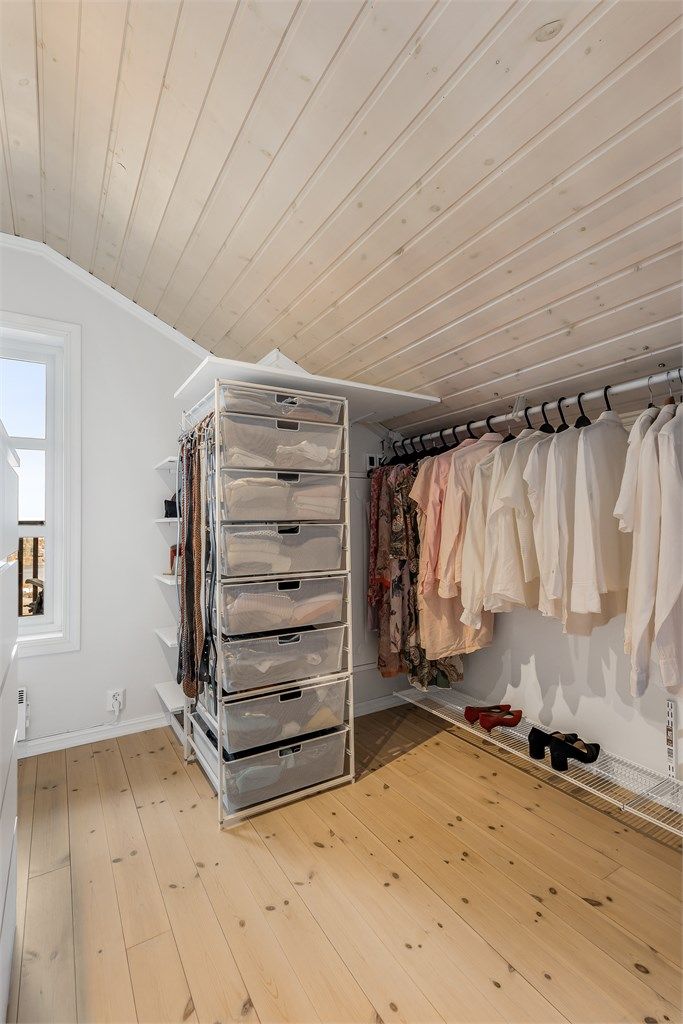 Omkledningsrommet med tilgang fra hovedsoverommet. Innerst til høyre er inngangen til en mindre bod.