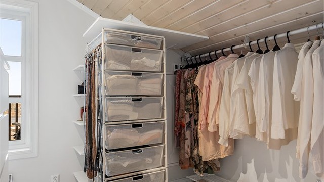 Omkledningsrommet med tilgang fra hovedsoverommet. Innerst til høyre er inngangen til en mindre bod.