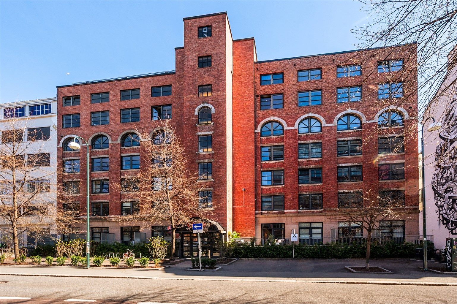 Leiligheten ligger flott til i dette historiske bygget, som er godt vedlikeholdt.