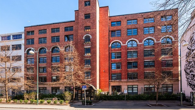 Leiligheten ligger flott til i dette historiske bygget, som er godt vedlikeholdt.