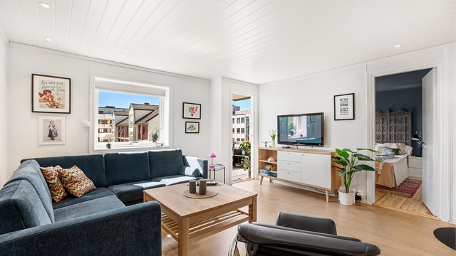 Koselig stue med sittegruppe og godt lysinslipp