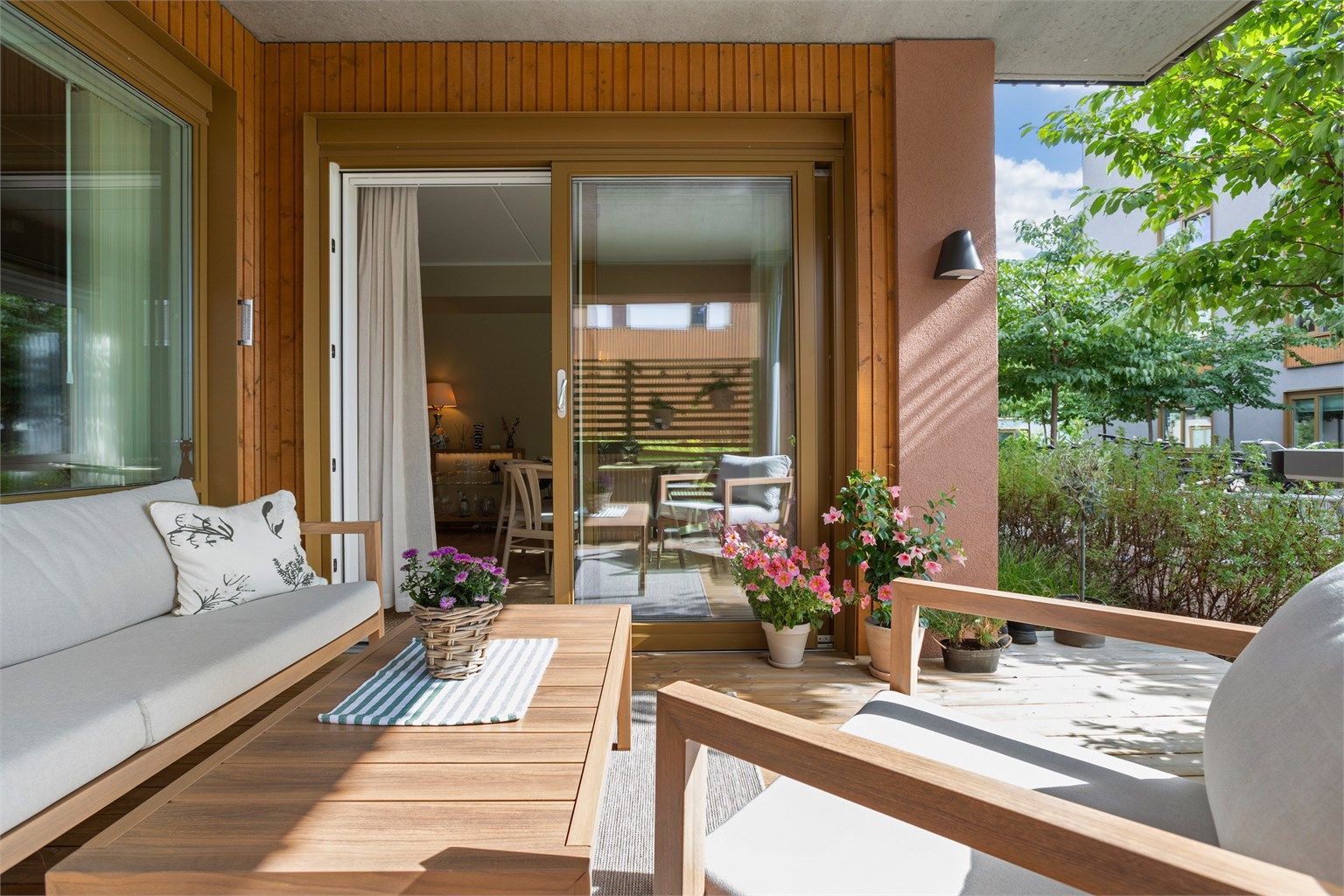 Uteplassen vender ut mot sameiets pent opparbeidede fellesarealer.
