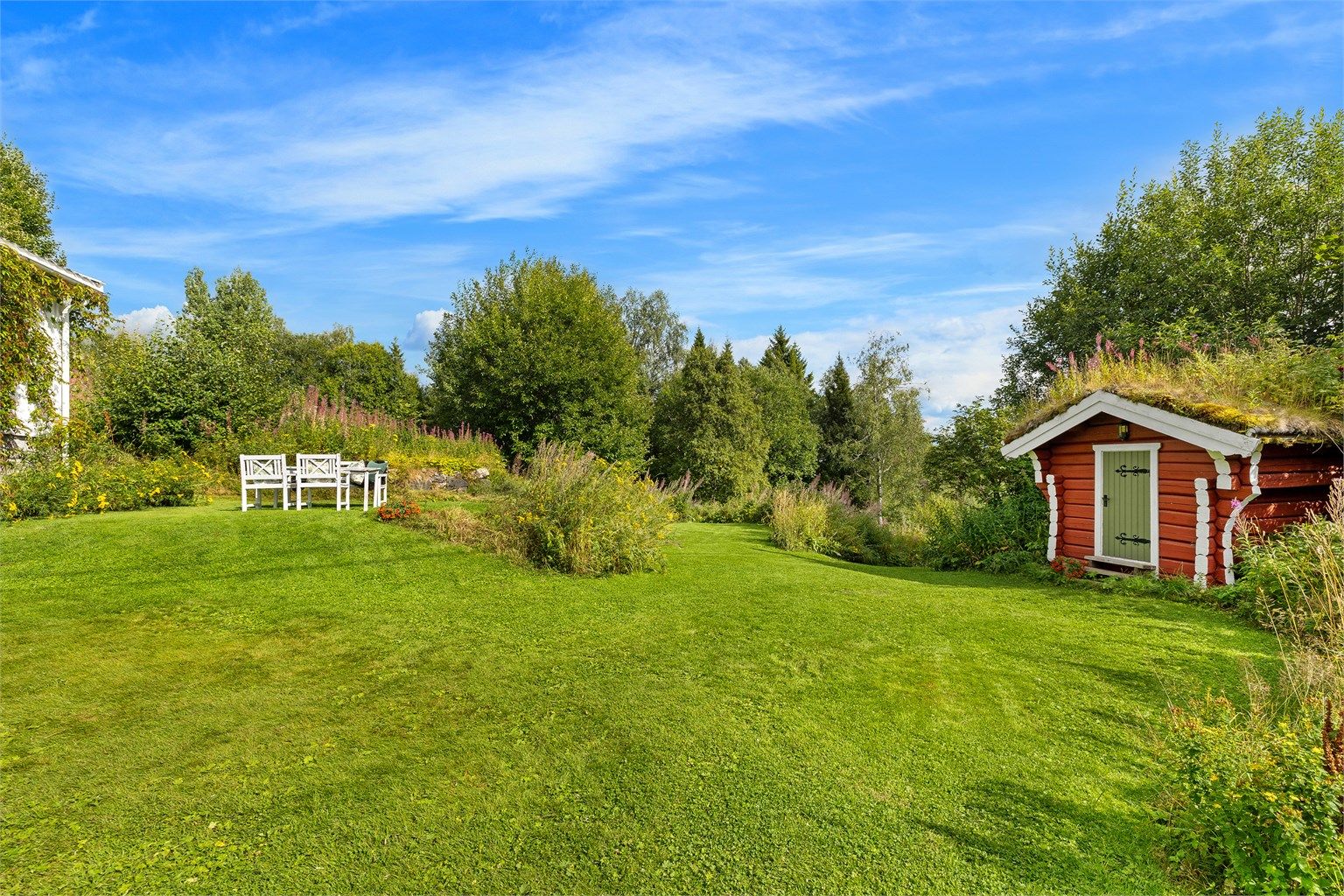 På tomten finner du også et koselig lite stabbur.