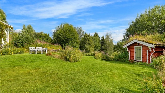 På tomten finner du også et koselig lite stabbur.