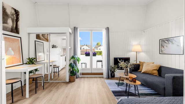 Balkongen fungerer som en utvidelse av oppholdsrommet sommerhalvåret.