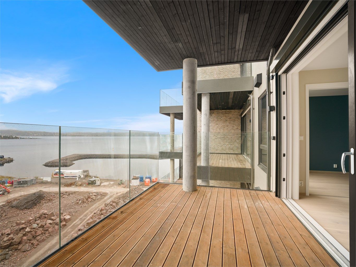 Stor balkong med god utsikt og solforhold.