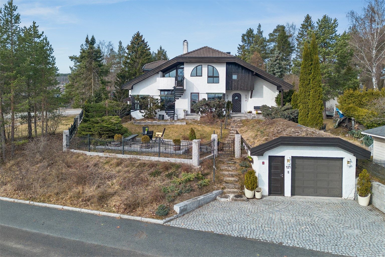 Velkommen til Vognvegen 121B - Særegen enebolig med fine uteplasser, garasje og spennende uttrykk! 